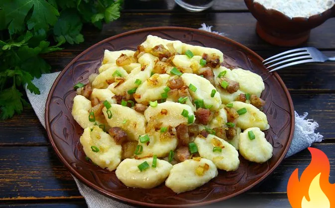 Постер Творожно-картофельные галушки со шкварками и луком