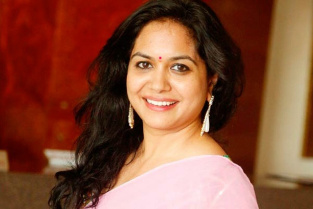 Singer-Sunitha-1200x800