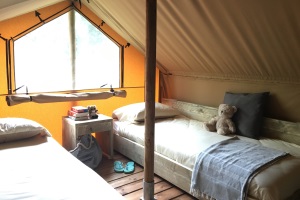 Lodgetent met badkamer met een extra verdieping voorzien van 2 bedden Glamping vakantie - Luxe Tent Huren - www.luxetenthuren.nl