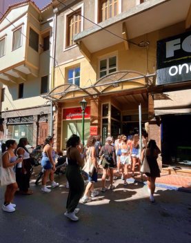 Η ΧΙΟΣ ΕΓΙΝΕ ΠΑΝΕΠΙΣΤΗΜΙΑΚΗ ΑΙΘΟΥΣΑ ΧΩΡΙΣ ΤΟΙΧΟΥΣ ΓΙΑ ΦΟΙΤΗΤΕΣ ΤΟΥ BERKELEY