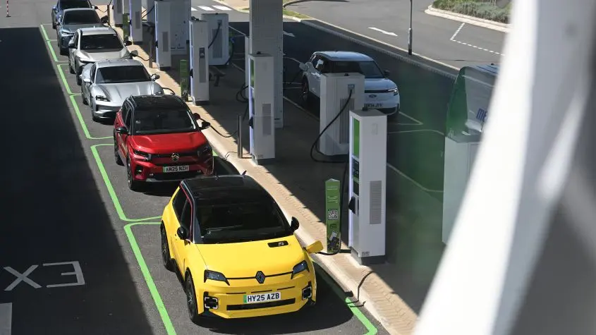 Obiectivele de vânzare a mașinilor electrice în Marea Britanie, revizuite