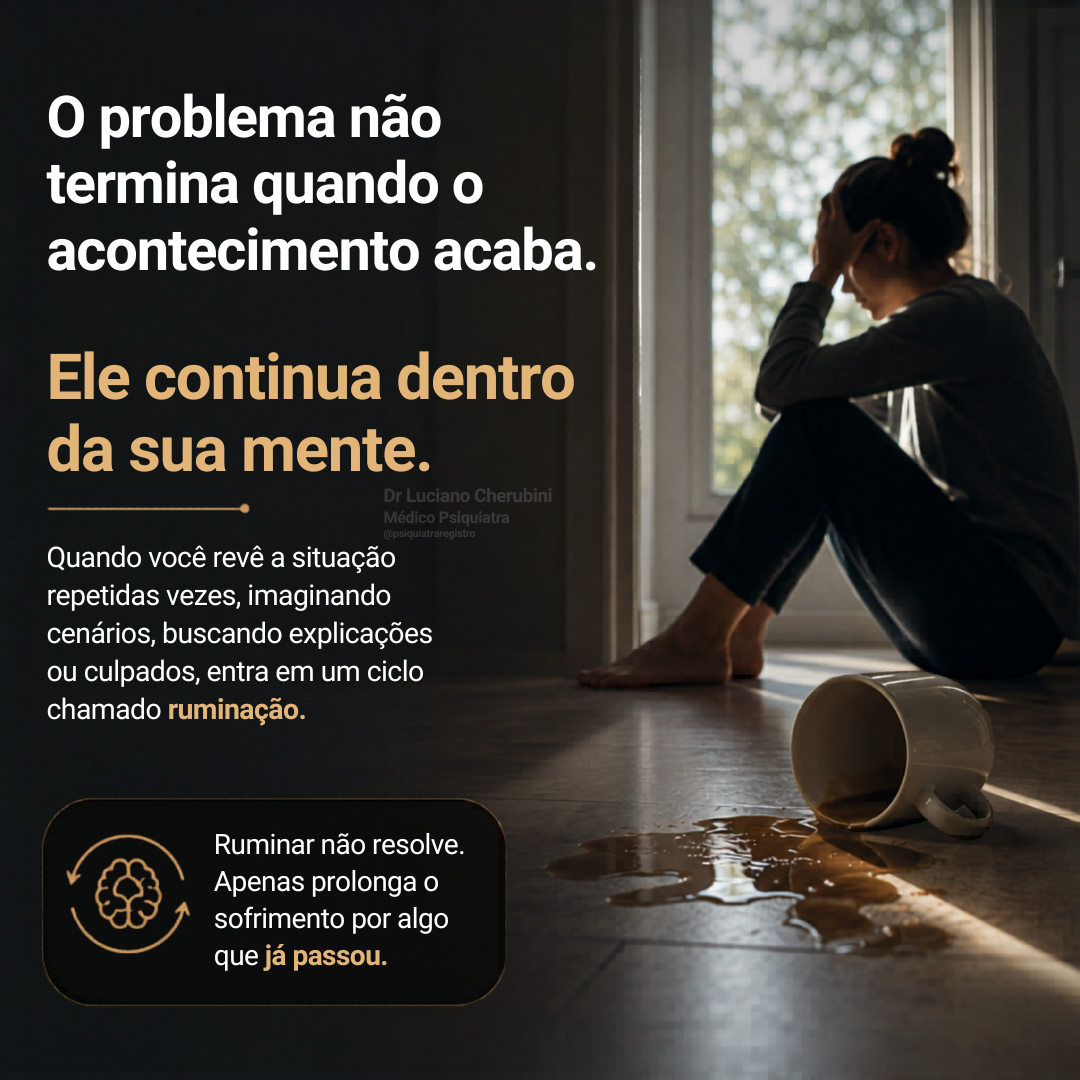Pessoa sentada e pensativa próxima a uma janela enquanto a imagem aborda a ruminação e a tendência de continuar revivendo mentalmente acontecimentos negativos já encerrados.