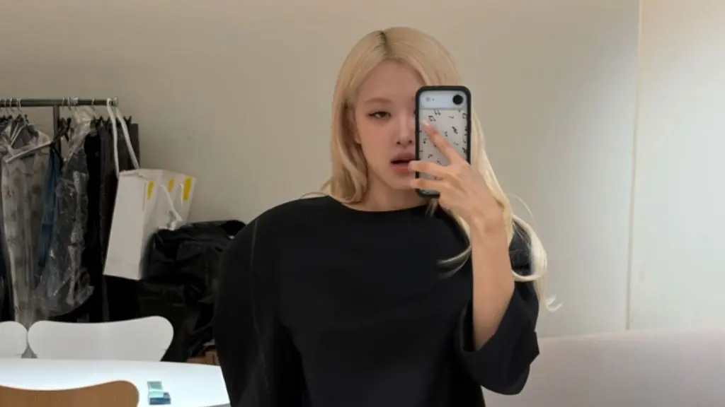 Rosé de la Blackpink uimește în rochia transparentă Saint Laurent