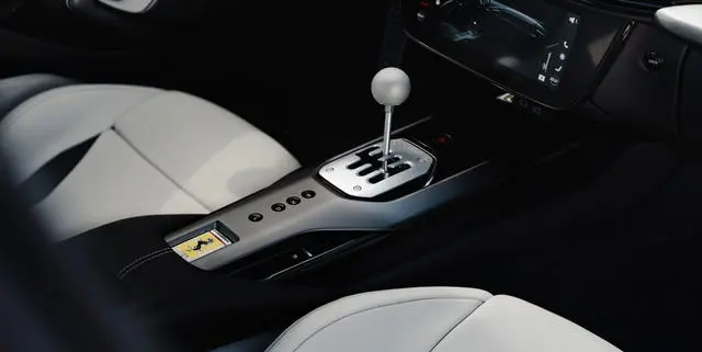 Ferrari 12Cilindri Manual: O Supercară Clasic-Modernă