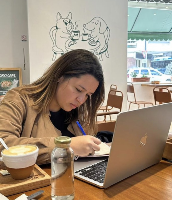 Lu trabajando en una cafetería con su computadora