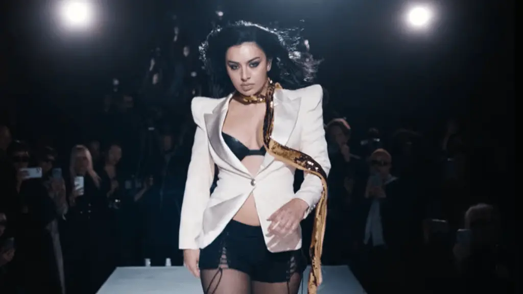 Charli XCX face o declarație într-o rochie pură roșie care dezvăluie mai multe despre o privire mai atentă