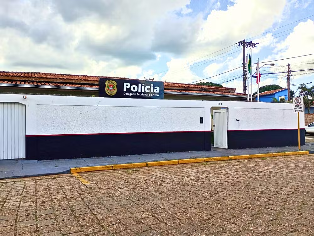 Homem reage a assalto e leva facada no pescoço