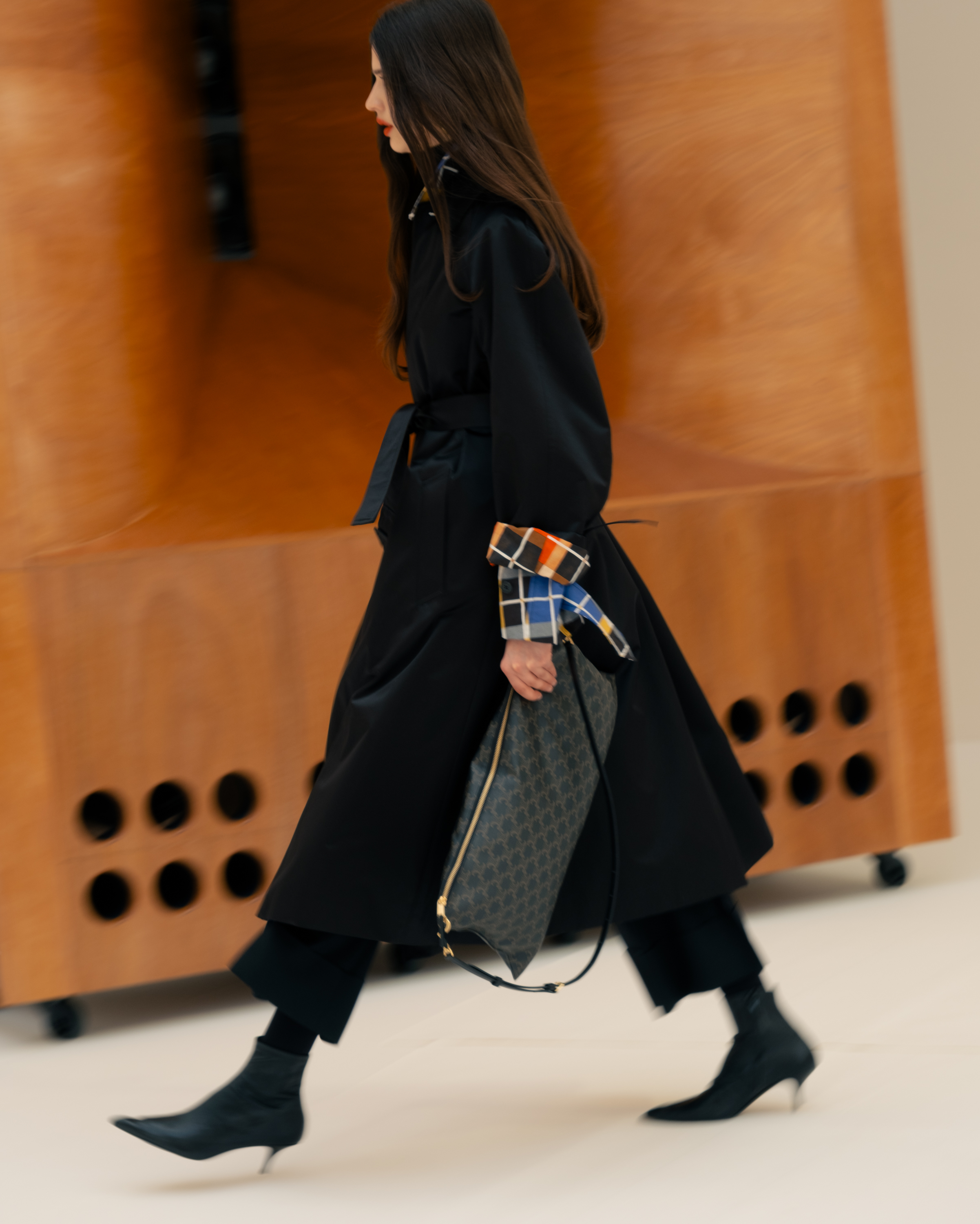 Celine FW26 trench nero con dettagli tartan Look della collezione Celine FW26 con trench nero e dettagli tartan