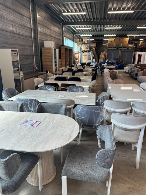 Tische und Esszimmer