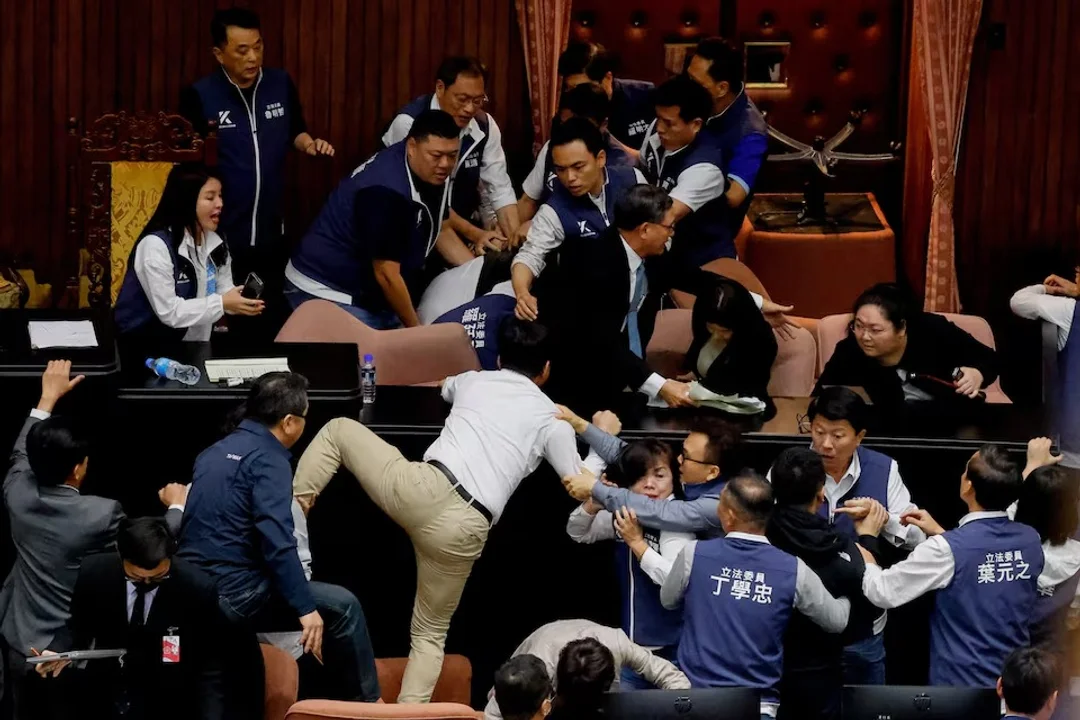 Legisladores de Taiwán a las trompadas en plena sesión