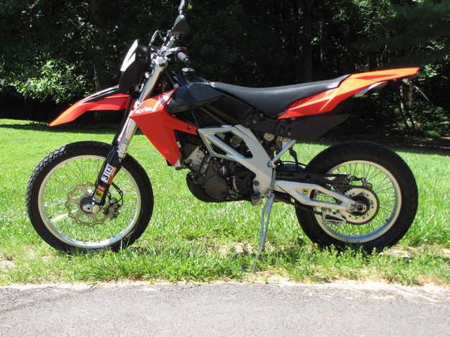 APRILIARXVLEFT1