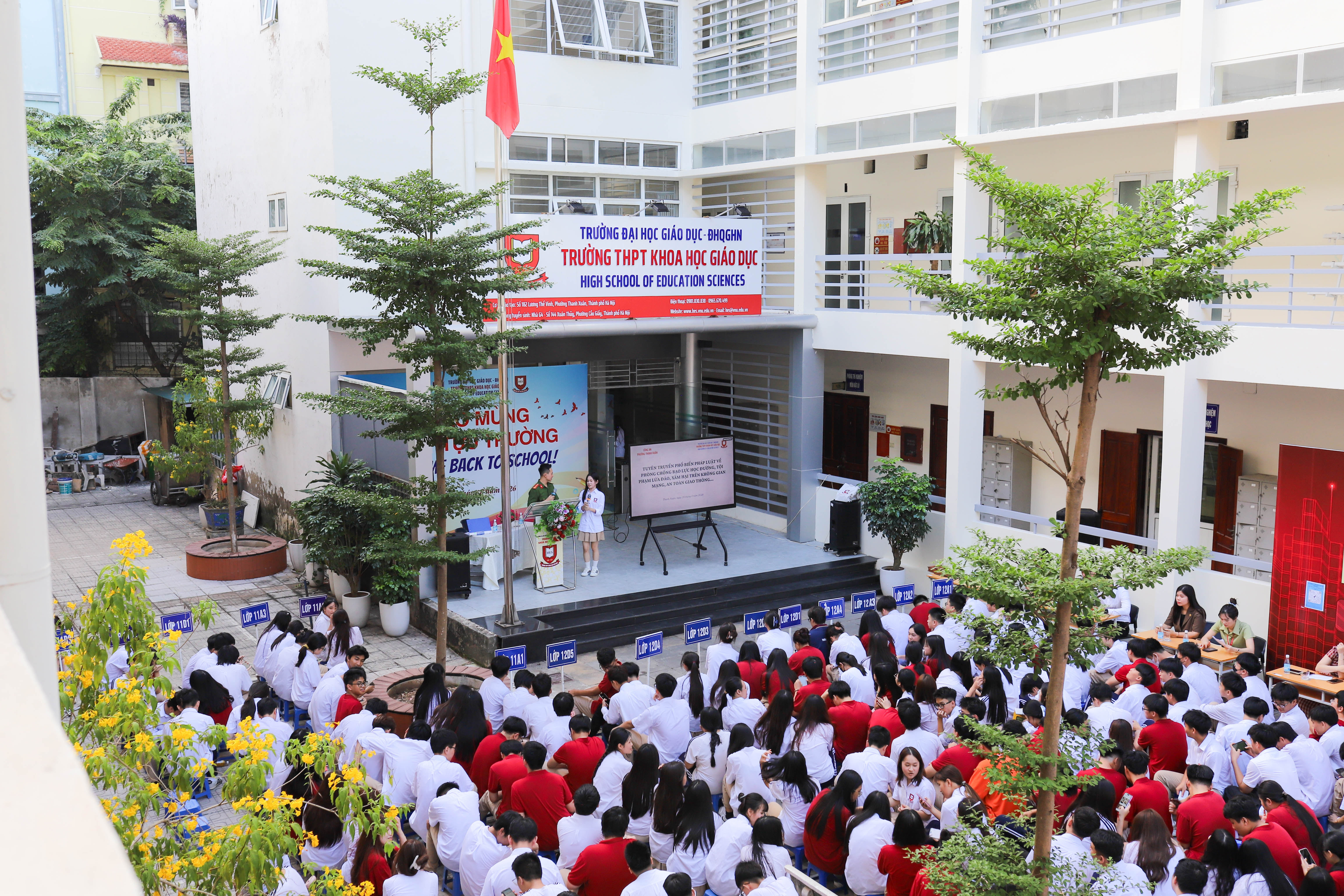 Sinh hoạt dưới cờ HES 12