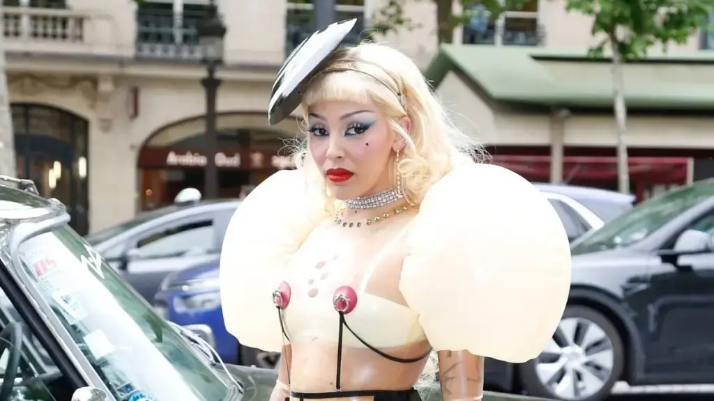 Rochia galbenă din latex a pisicii Doja dezvăluie detalii, iar fanii îi dau seama de Thong