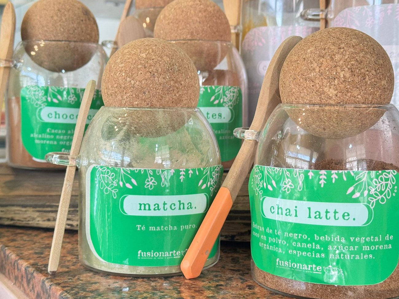 Detalle de packaging de bebidas saludables