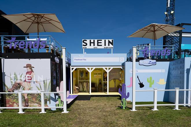 Lo showroom Shein a Firenze Rocks 2026 Lo spazio Shein allestito alla Visarno Arena per Firenze Rocks 2026 con showroom, terrazze e Trend Rooms dedicate ai festival look
