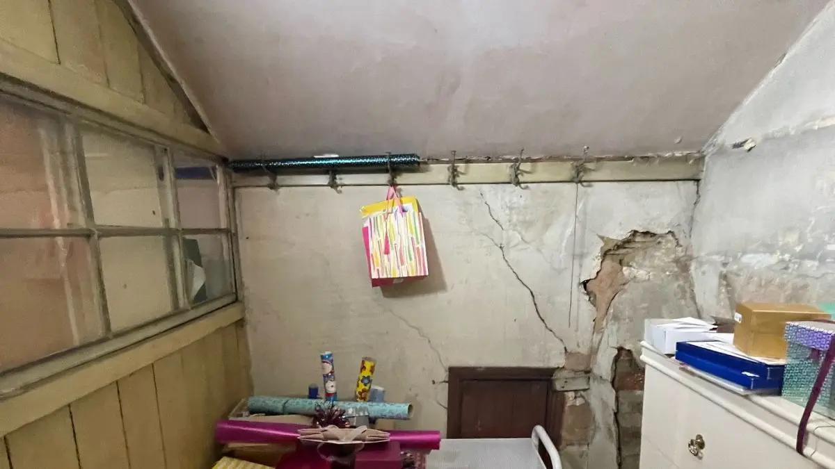 Mansardă transformată: o baie de lux din marmură într-un spațiu îngust.