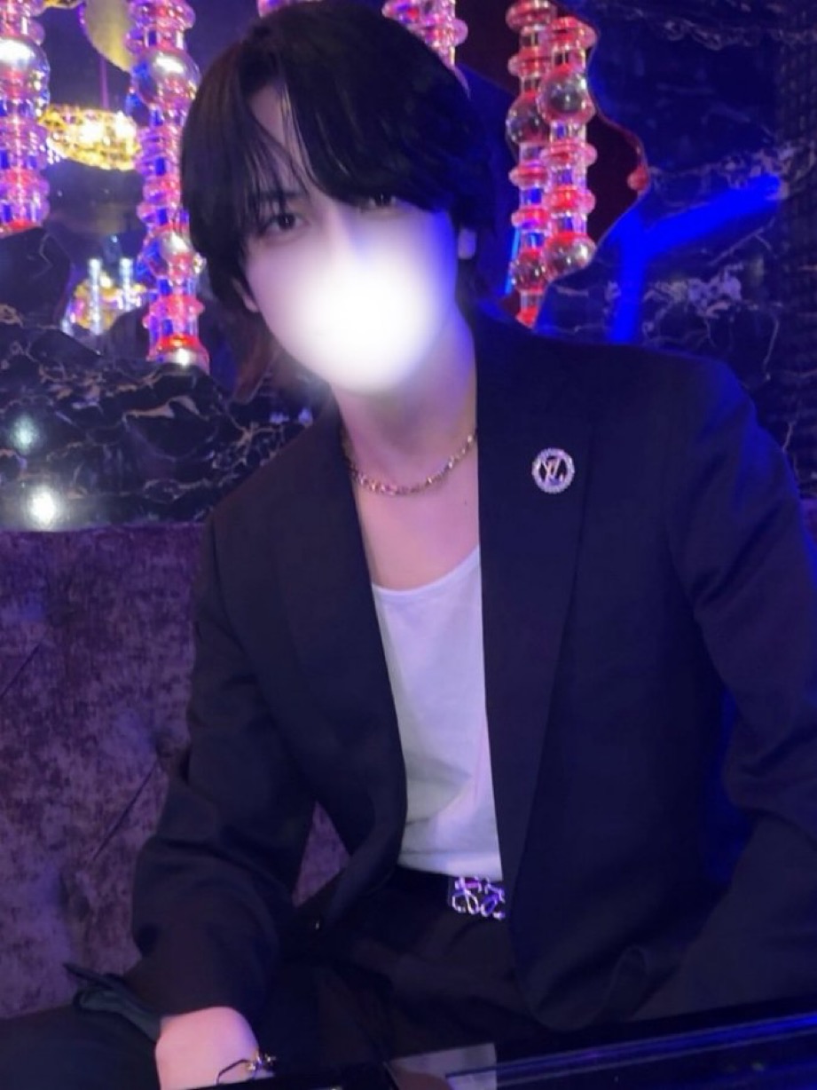 ジャケット姿のMYUTO