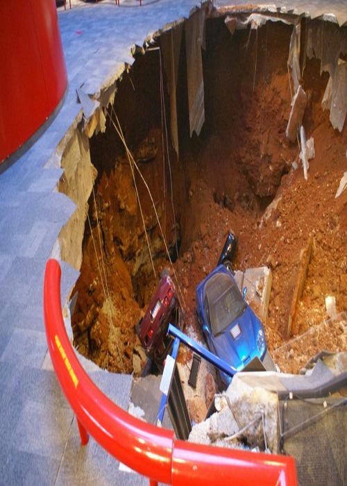 Gdy rozstępuje się ziemia / Swallowed by a Sinkhole (2014) PLDOK.1080p.WEB-DL.X264-Kbuso | Lektor PL