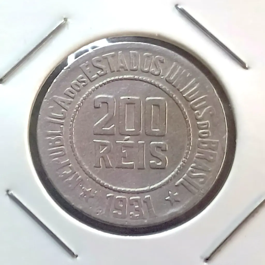 Moeda 200 Réis 1931 MBC com Erro de Cunho Trincado no Anverso KM# 519.