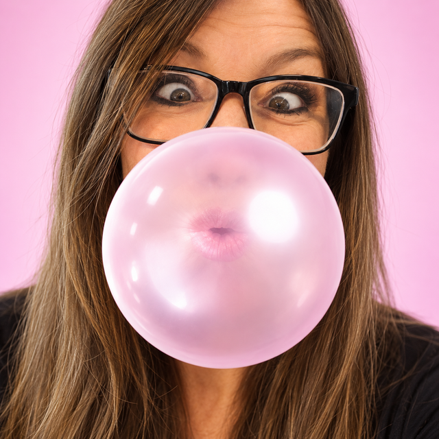 Stefka Berg mit einer großen rosa Kaugummiblase