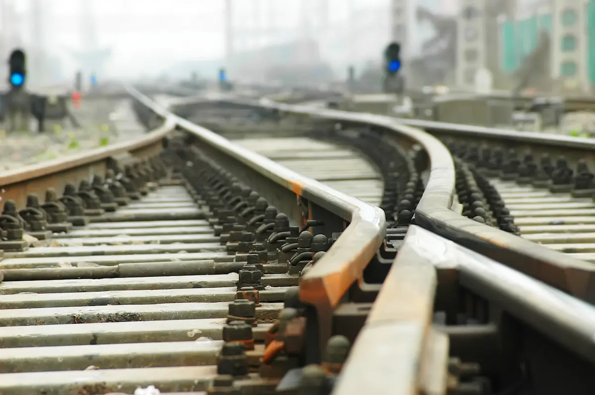 Traficul feroviar oprit în vestul României după descoperirea unor instalații electrice neautorizate