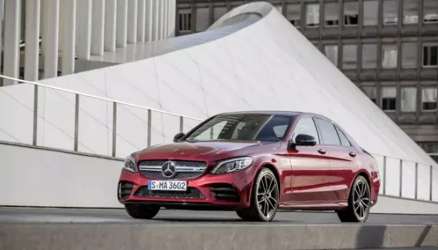 Главная C-Класс Mercedes-AMG C 43 4MATIC
Mercedes-AMG C 43 4MATIC
* Реальный цвет автомобиля и оснащение могут отличаться от показанного на изображении

Забронируйте автомобиль онлайн и зафиксируйте цену
Автомобили под заказ.
Оставьте заявку или позвоните по телефону +7 495 127 3246
Получить лучшее предложение на Mercedes-AMG C 43 4MATIC
Ваше имя *
Введите Ваше имя
Ваш телефон *
+7(___) ___-__-__
 Я согласен на обработку персональных данных
Mercedes-AMG C 43 4MATIC великолепен с любого ракурса. Им хочется любоваться бесконечно долго, рассматривая плавные линии кузова с эффектными хромированными акцентами. Он вызывает восхищение, и это ощущение не покинет вас — Вы будете с воодушевлением предвкушать новую поездку за рулем седана.

Внешность победителя
Дизайнерам и инженерам «Мерседес-Бенц» удалось достичь гармоничного сочетания спортивной экспрессии и роскошной элегантности. Mercedes-AMG C 43 4MATIC одновременно динамичный и представительный. За рулем такого автомобиля Вы будете чувствовать себя победителем в любой ситуации.

Характерной особенностью экстерьера Mercedes-AMG C 43 4MATIC является броская накладка на решетку радиатора с крупной эмблемой и двойной ламелью. Необычный диффузор и сдвоенные выхлопные патрубки подчеркивают спортивный дух автомобиля.

Интерьер Mercedes-AMG C 43 4MATIC напоминает спорткар — Вы словно оказываетесь за рулем гоночного автомобиля. Для этой версии доступны многочисленные варианты отделки: 5 стилей декоративных панелей и 3 вида обивки сидений. Ваш седан будет выглядеть именно так, как Вы хотите!

Технические характеристики
Интеллектуальный полный привод 4MATIC позволяет Вам наслаждаться поездкой, какими бы ни были дорожные условия. Система в режиме реального времени отслеживает сцепление и перераспределяет крутящий момент. Вы уверены в своем автомобиле и его предсказуемом поведении даже на скользком покрытии или вязком грунте.

За динамику Mercedes-AMG C 43 4MATIC отвечает мощный шестицилиндровый трехлитровый двигатель. Оснащенный турбонаддувом, он генерирует 390 л.с. Мотор способен разогнать седан до «сотни» за 4,7 с, а максимальная скорость автомобиля ограничена программно и составляет 250 км/ч. В полной мере раскрыть спортивный потенциал помогает 9-ступенчатая трансмиссия AMG SPEEDSHIFT TCT.