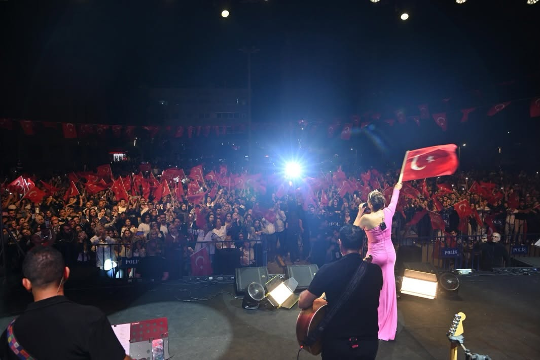 Isparta 30 Ağustos Zafer Bayramı konserinden kalabalık görüntü