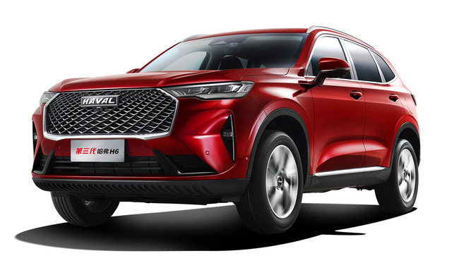 Первая информация о новом кроссовере Haval H6 была опубликована совсем недавно, но компания уже рассказала о нем в подробностях. И этот автомобиль оказался весьма интересным! Например, вместе с ним дебютировала новая платформа, в конструкции которой широко используется алюминий: для европейских автомобилей это уже привычно, но в китайском автопроме это пока редкое явление.Архитектурно новая «тележка» повторяет прежнюю: поперечное расположение двигателя, передняя подвеска McPherson, задняя многорычажка, но многие элементы сделаны из алюминия. Платформа изначально рассчитана на создание гибридных версий, среди которых ожидаются и последовательные гибриды, у которых колеса вращает электромотор, а двигатель внутреннего сгорания используется только в роли генератора. Кроме того, электроника предусматривает установку автопилота третьего уровня.По сравнению с предшественником новый Haval H6 стал крупнее и обрел иные пропорции: дизайнеры отказались от ниспадающей линии крыши, что сулит больше «воздуха» в салоне, а также вернули полноценные боковые окна за задними дверями, какие были у «шестерки» первого поколения. Длина кроссовера выросла на 53 мм (до 4653 мм), а колесная база — на 58 мм (до 2738 мм). Также Haval H6 стал на 26 мм шире (1886 мм) и на 10 мм выше (1730 мм). То есть это одноклассник таких машин, как Toyota RAV4, Honda CR-V или Mitsubishi Outlander.Как заявлено, кузов на 72% состоит из высокопрочных сталей, есть и алюминиевые детали, а в итоге он стал на 44 кг легче и на 10% жестче, чем у прежней модели. Все это должно благотворно сказаться на пассивной безопасности кроссовера. Плюс уже в базовой комплектации есть шесть подушек безопасности.Салон сделан по новым для марки лекалам. Перед водителем — приборный экран диагональю 10,25 дюйма, по центру — широкоформатный тачскрин медиасистемы на 12,3 дюйма, а еще предусмотрен цветной проекционный дисплей диагональю десять дюймов. Вместо рычага управления коробкой передач установлена вращающаяся шайба, а центральный тоннель сделан двухэтажным — с нишей для мелочей внизу. Из оснащения заявлены кожаный салон, электропривод передних сидений, панорамная крыша, кнопка запуска двигателя и многое другое.Базовым будет турбомотор 1.5 (169 л.с., 285 Нм), заимствованный у прежней модели. Но вдобавок Haval H6 стал первой моделью, на которую начали ставить новую двухлитровую турбочетверку 4N20 с непосредственным впрыском и двумя фазовращателями. Этот мотор выдает 224 л.с. и 385 Нм. Обе модификации имеют семиступенчатый «робот» с двумя мокрыми сцеплениями. Привод — передний или полный (с муфтой на задней оси).На китайский рынок новый Haval H6 выйдет в августе, производство уже началось, но цены пока не объявлены. Кроссоверы второго поколения здесь стоят от 15 до 20 тысяч долларов. Интересно, что с российского рынка только сейчас уходит Haval H6 первого поколения (дилеры распродают остатки), а модель второй генерации у нас так и не появилась. Об экспортных перспективах нового паркетника информации пока нет.