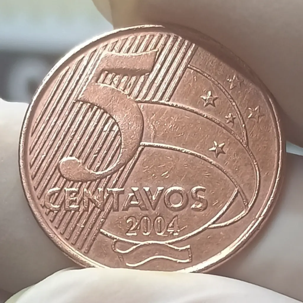 Moeda de 5 Centavos 2004 com Erro de Reverso Invertido e Cunho Marcado A/R Soberba | KM# 648 - Foto 3