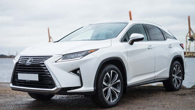 Первый Lexus появился в 1989 году. Это был седан LS400. А спустя 9 лет появился первый кроссовер Lexus RX300. По замыслу тойотовцев, RX300 должен был стать первым кроссовером с легковой управляемостью. Было бы лукавством делать вид, что других таких в то время не было. Как минимум Honda HR–V или CR–V. Но факт в том, что уже в первый год в США было продано 48 тыс. машин.

Внедорожник Bentley Bentayga выходит за рамки типичных представлений об автомобиле
Тест-драйв
Внедорожник Bentley Bentayga выходит за рамки типичных представлений об автомобиле
 2315Виталий Новиков
Для меня большой вопрос — чем RX300 нравился людям. Красоты особой нет. Первое поколение я готов сейчас признать интересным и с удовольствием бы купил машину в хорошем состоянии, если б нашел. А вот все, что было потом, больше всего напоминало тяжеловеса, который объелся гормонов и стал похож на женщину. Мне особенно сложно было понять мужчин, которые ездили на этих машинах. Возможно, это очень правильные джентльмены, которых прельщала надежность. Машина совсем не мужская и, откровенно говоря, — никакая. Потому и дискуссий на тему нее не было. А вот новинка вроде и сенсацией не стала, но тех, кто обратил на нее внимание, разделила на два лагеря: одним очень нравится, других воротит.

Вычурно и противоречиво
Я из тех, кому нравится. Даже не в сравнении с предшественником, а просто. Это еще не харизма, но уже не безволие. В облике много линий. Фары сложной формы, как глаза человека. Нижнее неподвижное веко с ожерельем светодиодов. Много граней и изгибов. Противотуманные фары спрятаны в гроте из черного пластика. Решетка радиатора огромная, играет контуром и гранями поперечин. Квадратные ниши делают машину брутальной. В районе порогов кузов делает сложные изгибы, как будто ветер рисует на песчаных дюнах. Оконная линия тоже ломается и снизу, и сверху, превращая третье боковое окно в элемент дизайна, функциональное произведение.

Сзади тоже хорош. Фонари острые, как спереди, угол наклона заднего стекла, как и у предшественников, весьма острый. Сверху его прикрывает большой спойлер, под которым прячется дворник. Лаконично и стильно. Особо обращу внимание, что Lexus RX относится к редкому числу автомобилей, которые одинаково хорошо смотрятся на маленьких и больших колесах: органично он смотрится и на "плебейских" R18, и на распространенных R20, и на эксклюзивных R22.

Внутри тоже все вычурно и противоречиво. Вот руль: отличного диаметра, толстого сечения. Прострочка грубая, чувствуется на ощупь. А кнопки на спицах простоваты. И джойстик круиз–контроля пришел к нам из 1980–х годов. Зачем менять хорошую вещь, думают японцы, и оставляют его. Ощущения, как будто увидел красивую женщину. Она божественна, она смело улыбается — и ты видишь, что у нее нет зуба. Или того лучше: передние два — золотые.

Приборная панель со стрелочными циферблатами весьма проста. В версии F Sport цифровая, но это редкость. А вот что действительно интересно — так это центральная часть. В моей комплектации был огромный дисплей, похожий на вытянутый планшет. Под ним классические часы, зажатые между двумя дефлекторами вентиляции. Риски на часах слишком массивны, читать время неудобно. Тем более что оно дублируется на приборной панели.

У магнитолы дивные вращающиеся ручки. Их холодный металл напоминает аппаратуру класса hi–end. А звук плоский, неинтересный.Блок климата хорош, но невыдающийся. Под ним — большая полка для телефона с беспроводной зарядкой. С тех пор как я услышал, что это способствует развитию рака, я хотел бы от этой опции отказаться. Домашнюю беспроводную зарядку мы выкинули, но для телефона в самый раз. Тут же прикуриватель. Там же в глубине весьма важные кнопки подогрева сидений и вентиляции. Причем у подогрева есть авторежим. Он не дает пятой точке поджариться. Вентиляция морозит качественно.

Ближе к водителю рычаг автомата, подстаканники. Они установлены в деревянной панели странного вида "с лазерной гравировкой", как написано на дисплее. Джойстик очень креативный, он похож на шайбу от аэрохоккея, с боков — клавиши enter, попасть в движении в меню невозможно. Порадовало, что в более простой комплектации система управления музыкой проще и расплата в виде меньшего дисплея не кажется драматичной. Между сидений — бокс. Разъем питания, два USB, AUX. Слишком глубокий. Такое впечатление, что в машине не хватало полочки в подлокотнике. Я залез в несколько машин — нет.

Сиденья с длинной подушкой. Но без экстендеров. Мне удобно, а коротконогим будет так себе. Вообще, сидеть удобно, если бы не подлокотник на двери. Он низко расположен. Когда на него облокачиваешься — скособочиваешься налево. Правый подлокотник выше. Сажусь назад. Тут много места, и сиденье частями двигается вперед–назад. Спинка также имеет регулировку по углу наклона. В спинке смешной подлокотник. В нем два подстаканника и бокс для вещей, крышка которого снабжена пружиной. Зачем–то он все время норовит закрыться. На задних местах замечаю, что люк над водителем совсем мал.

Сложить заднее сиденье можно частями из салона и багажника. За это спасибо. Сам багажник среднего размера, но в нем есть докатка и немного места под полом. А сам уровень пола высоковат. Зато крючочки, ниши и другой люкс присутствует.

Под капотом мотор 2 л, турбо, 238 л. с. Я перевожу в драйв. Рычаг идет по искривленному пазу, как когда–то в "мерседесах". Но звуки и удары при перемещении такие, что о премиуме даже неловко думать. Рычаг в драйве, но ничего не происходит. Надо нажать на газ, иначе она не поедет. Скромный разгон, без особого огонька. Авторитетные петербуржцы из числа опрошенных мною предпочитают 6–цилиндровые версии 3,5 л. Но это 300 лошадей, а это повышенный налог. Я недавно заплатил такой без особого удовольствия. Включаю подогрев руля. В местах хвата аж горячо. А сверху "деревянный" сегмент остался ледяным. Между сидений селектор режимов перевожу в EСО. Машина ожидаемо перестает разгоняться. Перевожу селектор в обратную сторону. Краснеет дисплей на приборной панели. Это режим "спорт". Руль потяжелел, но характер разгона изменился несильно. А как в промежуточный режим? А надо нажать на пимпу.

Понравилось штурмовать поребрики. Дорожный просвет — 22 см, это очень хорошо. Помните, внедорожником это машину не делает.

Подождать
Разбираемся с ценами: передний привод стоит меньше 3 млн рублей. Но таких машин нет. А полный привод — от 3,3 млн, максимальная комплектация — 3,9 млн. Есть еще гибрид 450h и F Sport. Это все заметно дороже 4 млн. Конкурентами считают BMW X5, Mercedes GLE, Audi Q7 и Q5. Лукавят японцы. Q7 больше, лучше и дороже. А вот Q5 меньше и дешевле. И с BMW Lexus RX200t попадает четко между Х3 и Х5. Он больше и добротнее Х3, но меньше и немного дешевле Х5.

Я ни в коем случае не купил бы предыдущее поколение Lexus RX, но за новый сел бы. И взял бы минималку на колесах R18. Это умное решение. А еще умно подождать. Сейчас машин почти нет, можно сказать — ажиотаж, а дилеры Lexus хронически важничают, не хотят учиться клиентоориентированности. Наш долг — их научить.