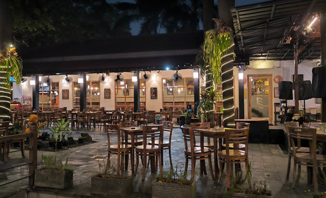 Melly's Garden Pub & Diner