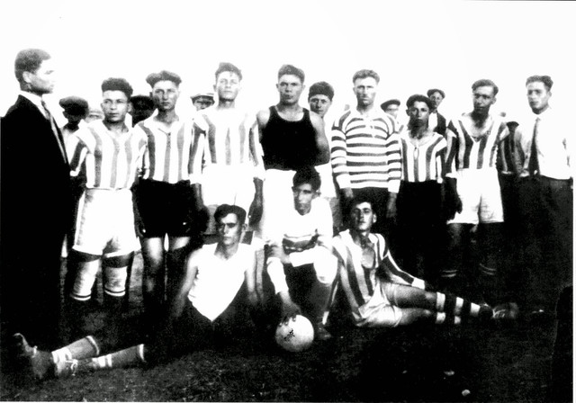 Στις αρχές του έτους 1928 μαθητές του Γυμνασίου Μεγάρων ίδρυσαν ποδοσφαιρική ομάδα χωρίς καταστατικό και Δ.Σ. με την ονομασία Α.Γ.Σ. ΒΥΖΑΣ ΜΕΓΑΡΩΝ, τιμώντας το Βύζαντα το Μεγαρέα, ιδρυτή του Βυζαντίου (657 π.Χ.) και αρχηγό των Μεγαρέων αποικιστών. Τον Ιούλιο του 1930 ιδεολόγοι φίλαθλοι ίδρυσαν επίσημα με καταστατικό το σύλλογο Α.Γ.Σ. ΒΥΖΑΣ ΜΕΓΑΡΩΝ (απόφαση 142/1932 του Πρωτοδικείου Αθηνών)