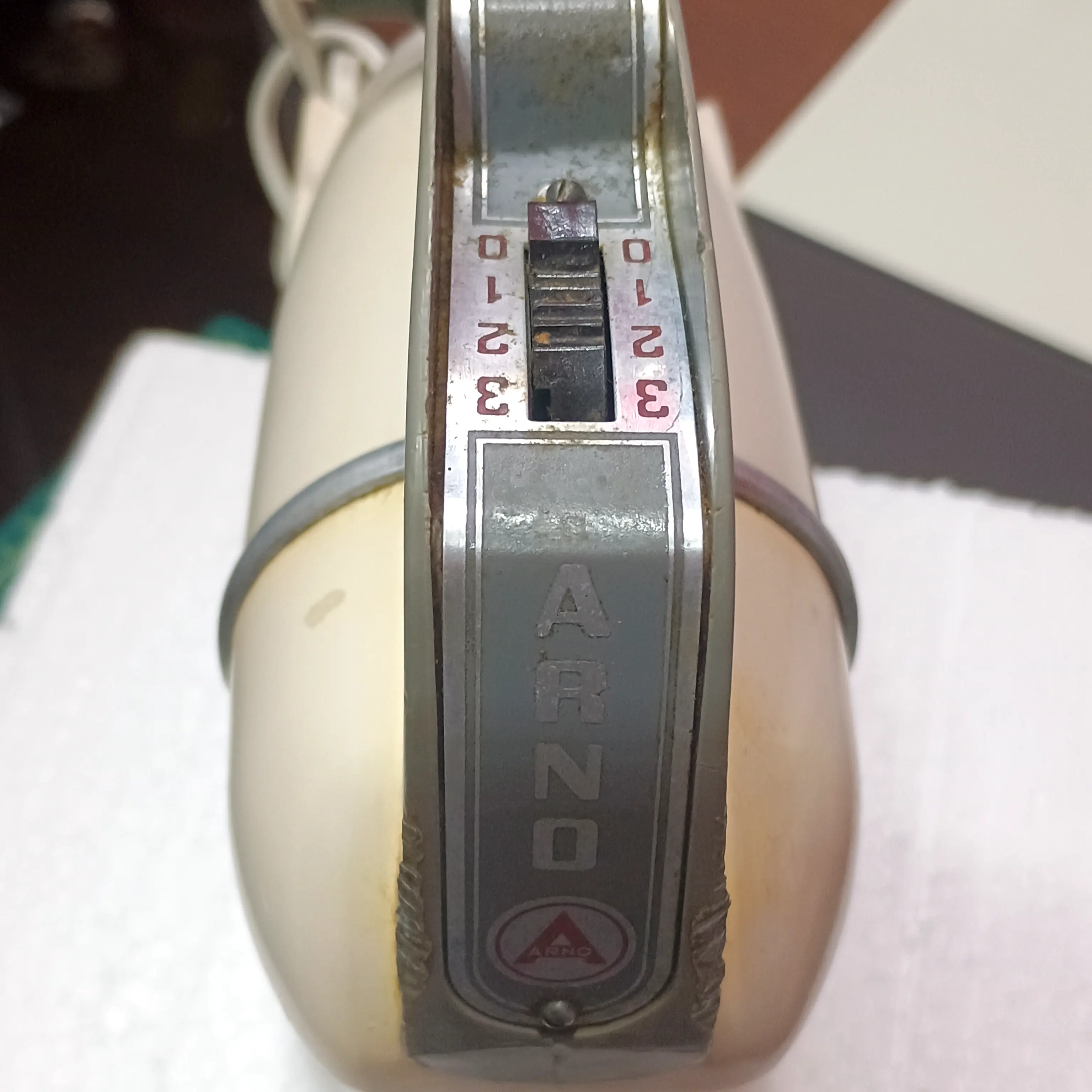 Batedeira Arno Vintage Anos 50 — Ferro — Funcionando nas 3 Velocidades — 110V - Foto 6