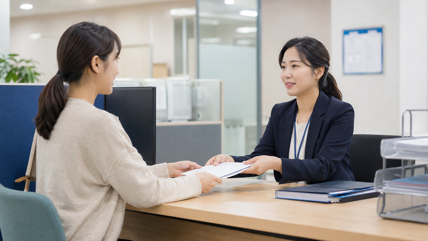 도산대지급금 지급청구 서류를 상담 창구에 제출하는 근로자