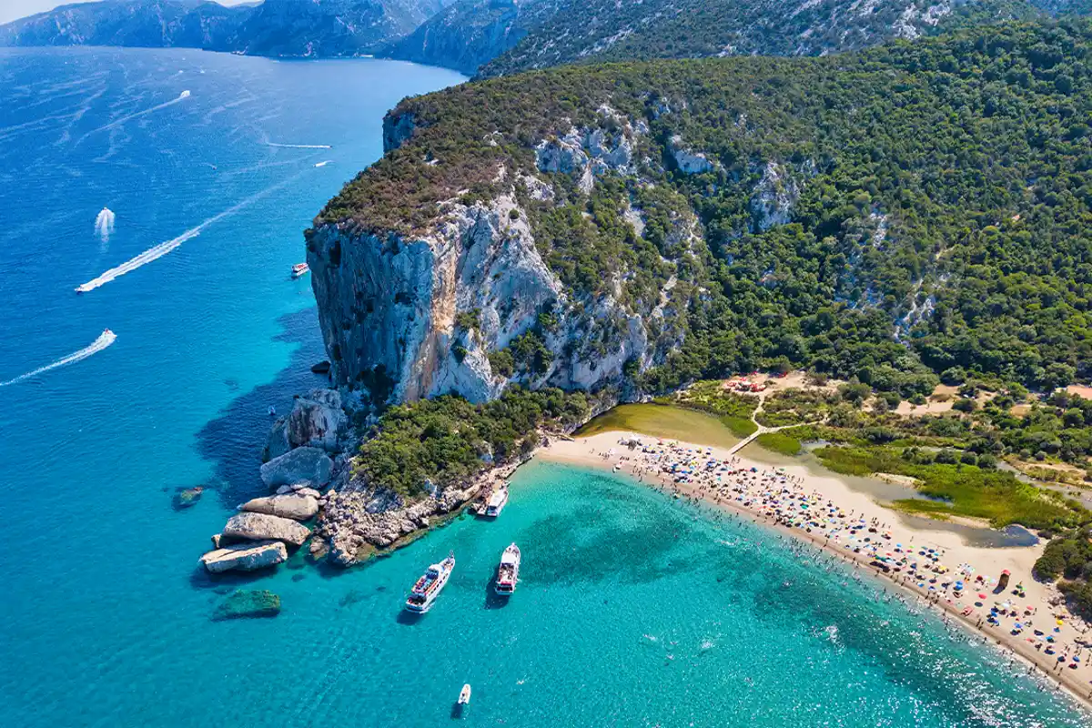 Evadare în Sardinia: Vacanță la prețuri accesibile în Marea Mediterană