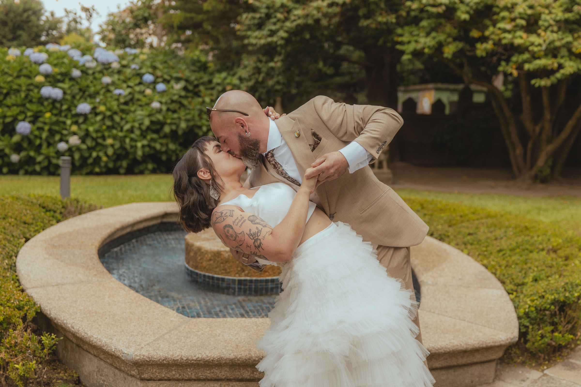 Fotografía de boda en Galicia de una pareja en el Pazo los Escudos