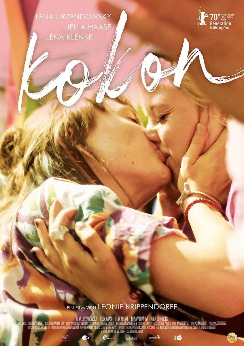 O título do filme, "Kokon", está escrito em letras grandes e estilizadas na cor branca, em um estilo quase manuscrito.  As letras são grossas e irregulares, transmitindo uma sensação de leveza e informalidade.

Na parte inferior, há uma informação em alemão indicando que é um filme de Leonie Krippendorff e lista os nomes das atrizes: Lena Urzendowsky, Jella Haase e Lena Klenke.  Há também diversos logos menores, que provavelmente indicam premiações, produção, e distribuição.

A imagem principal do pôster mostra duas jovens mulheres se beijando com afeto.  Estão abraçadas, e a fotografia tem uma tonalidade quente, quase amarelada, dando uma sensação de intimidade e aconchego.  A composição é próxima, focando no beijo e nos rostos das jovens.  Seus cabelos são claros e compridos.  A vestimenta delas parece casual e informal.  Uma delas usa um bracelete no pulso.

No canto superior direito, existe um pequeno selo em alemão, indicando que o filme foi um dos filmes de abertura do festival internacional de cinema de Berlim (Berlinale) na seção “Generation”.