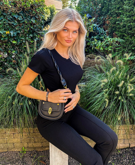 Amy-Roodbol-Wallpapers-Insta-Fit-Bio-4.jpg