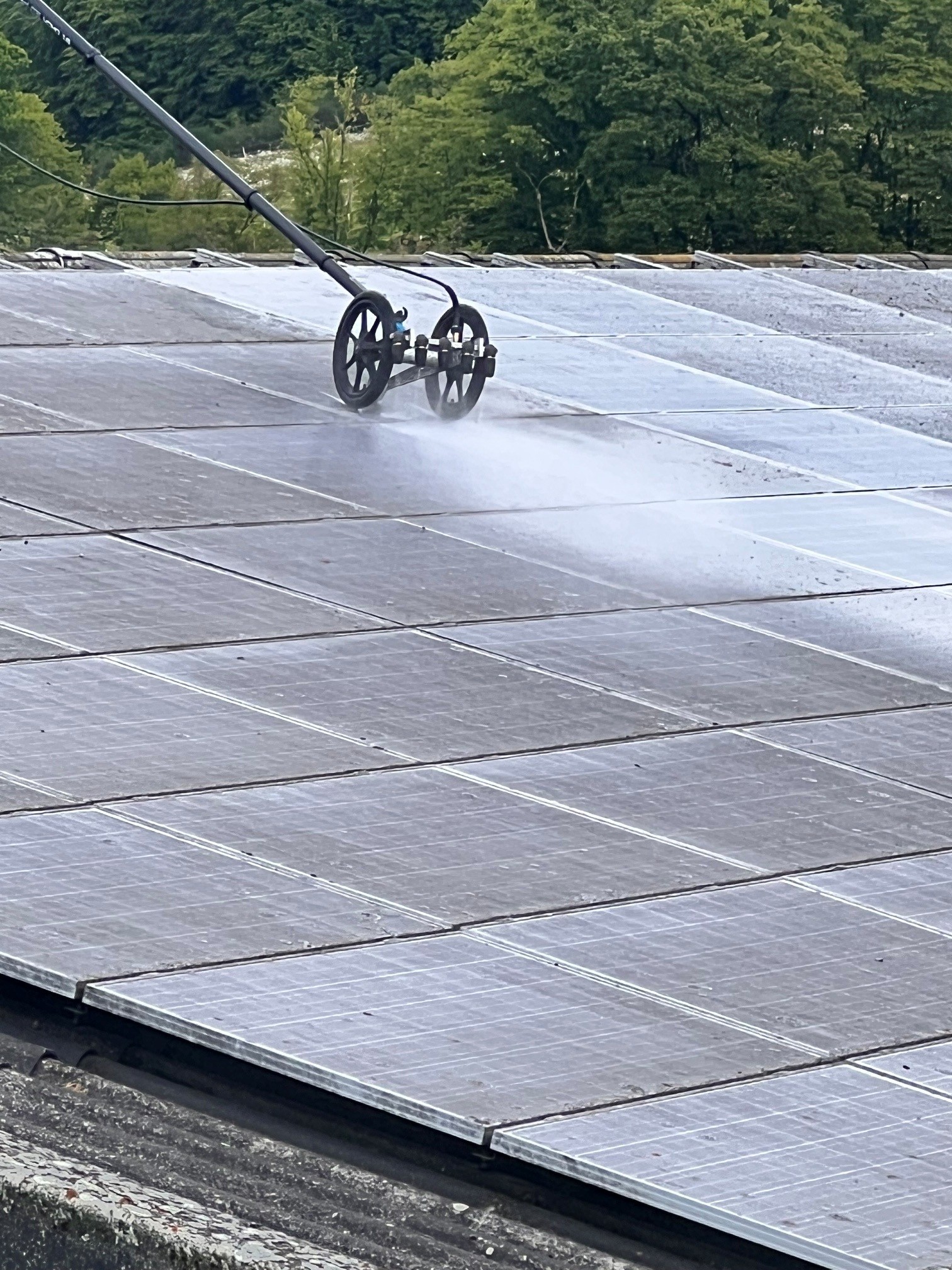Nach der Behandlung: Spülen der Solarmodule mit vollentsalztem Osmosewasser – rückstandsfrei und ohne Chemie