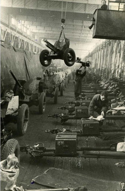 45 мм противотанковые пушки образца 1937 года (53 К) готовые к отправке на фронт в цеху завода арт.jpg