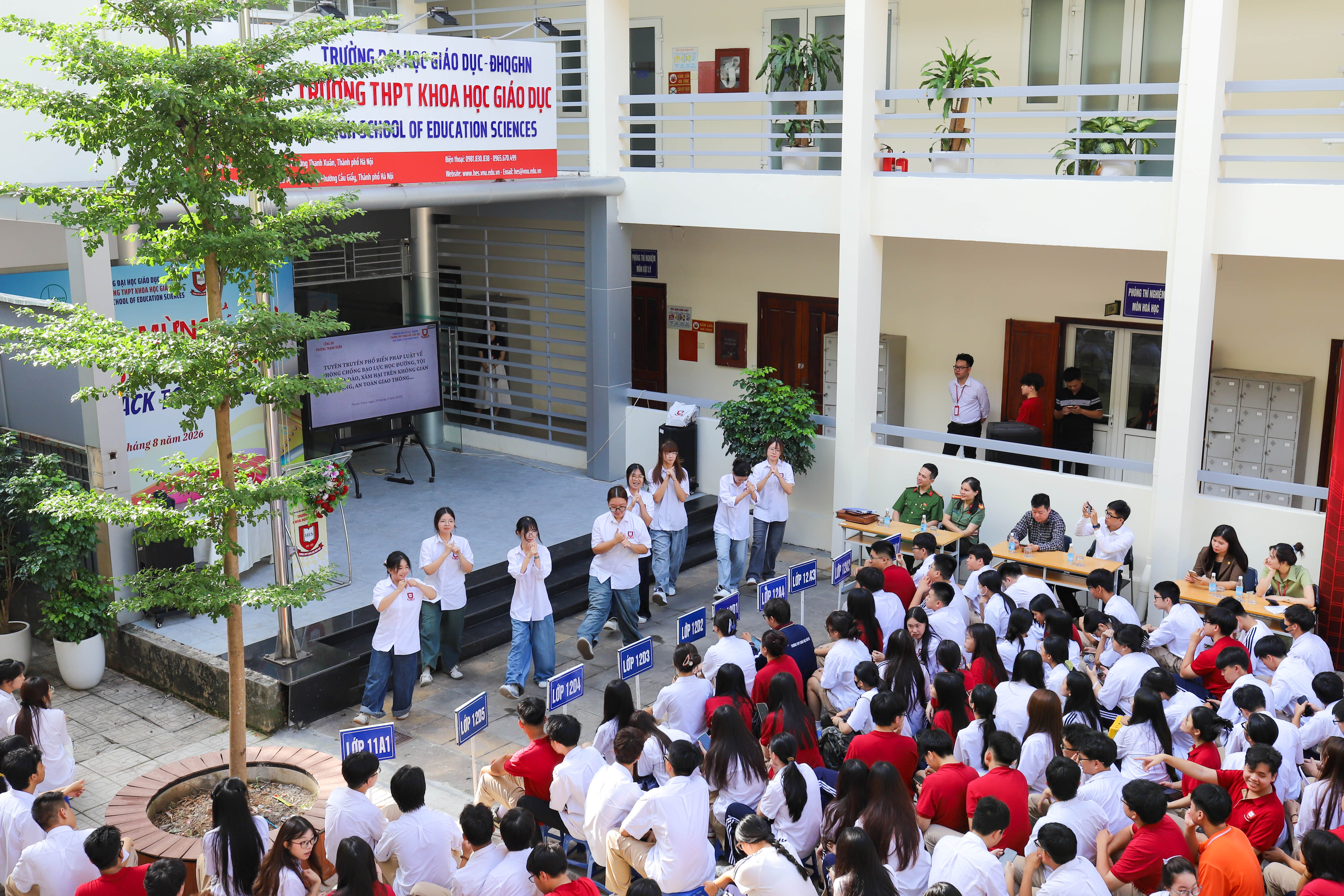 Sinh hoạt dưới cờ HES 4