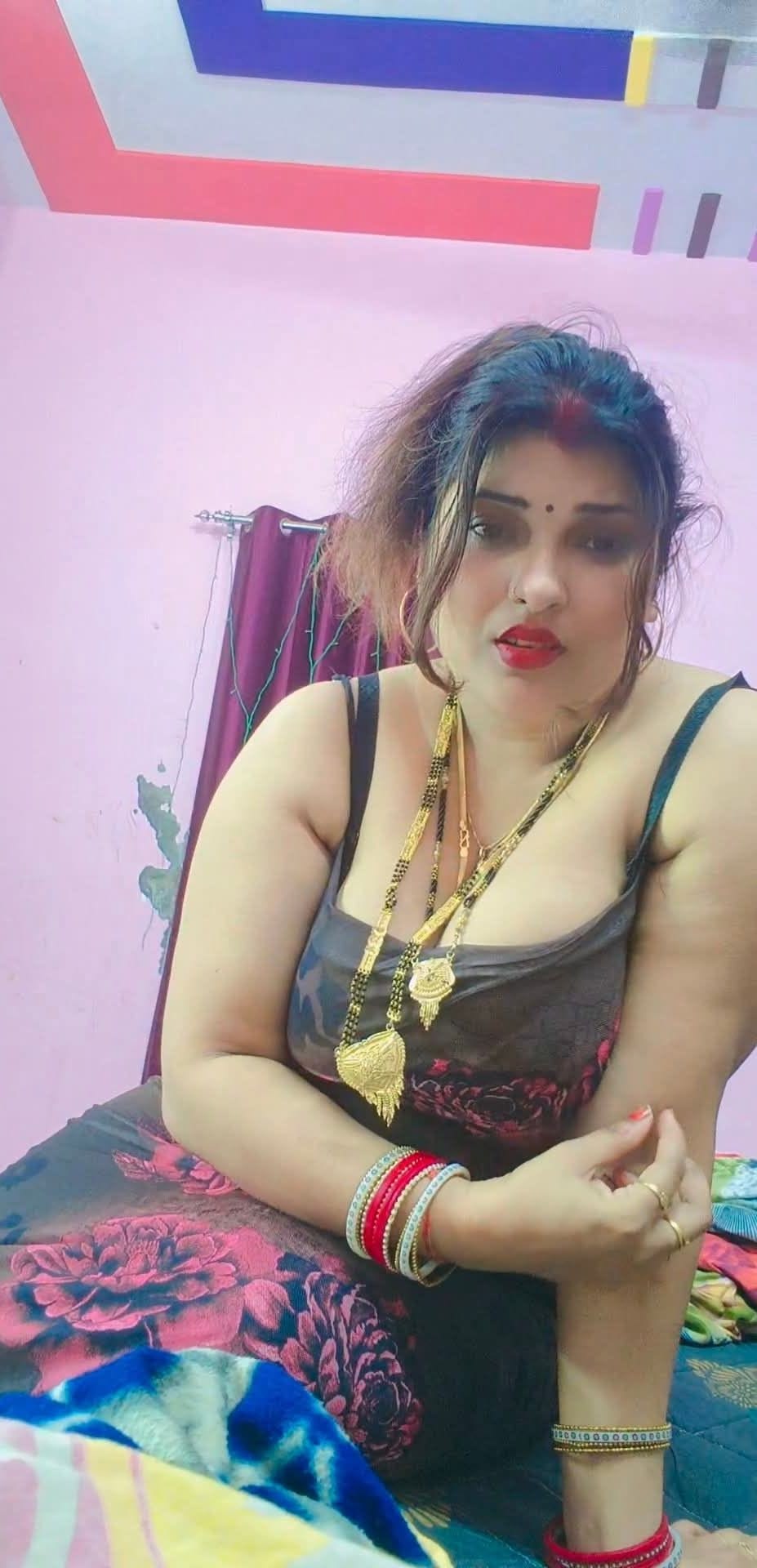 Desi Bhabi Curvy Fashion