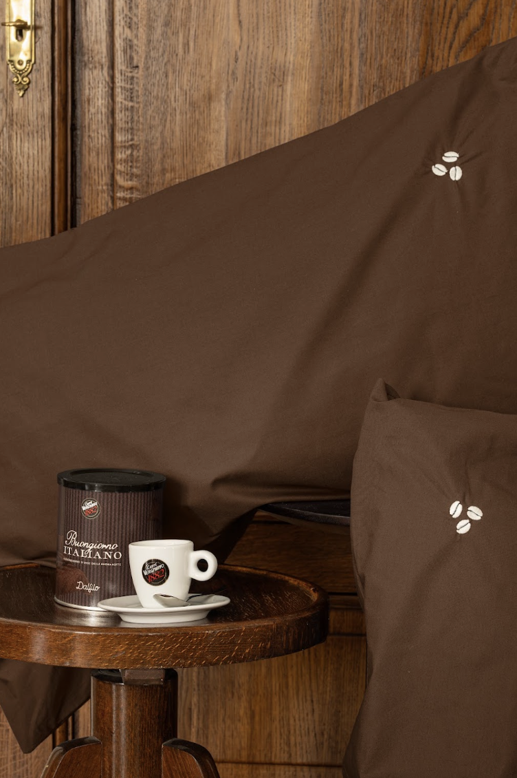 Dalfilo x Caffè Vergnano, la limited edition Caffè Espresso Completo Dalfilo Caffè Espresso con ricami a chicchi e lattina Caffè Vergnano in edizione limitata