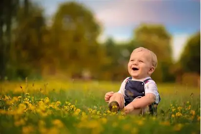 Un enfant joyeux gambadant dans une belle prairie Un enfant joyeux gambadant dans une belle prairie