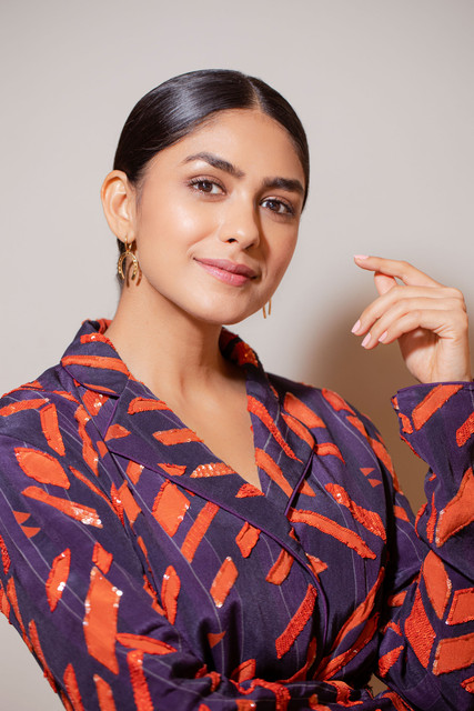 Mrunal-Thakur-12