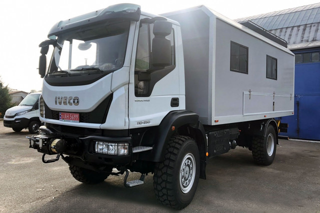 Три бригадных автомобиля на базе IVECO EuroCargo 110-250, изготовленные на Заводе спецтехники Техкомплект, прошли предпродажную подготовку, успешно приняты покупателем и отправляются работать на региональные объекты корпорации "УКРЭНЕРГО".

Бригадный автомобиль имеет технологический и пассажирский отсеки. С правой стороны сзади - ниша для пропанового баллона емкостью 27 л с креплением на выдвижном пантографе и вентиляционными отверстиями. С левой стороны позади - ниша для мини-электростанции мощностью до 3 кВт. Ниша имеет специализированные крепления, оборудована защитными автоматами и средствами заземления, на выдвижном пантографе. Также автомобиль комплектуется электрической тяговой лебедкой.