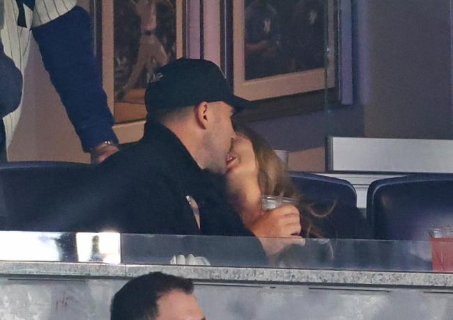 La pareja fue captada besándose durante todo el juego.Robert Sabo para el New York Post