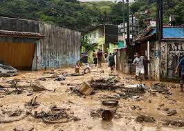 A enxurrada levou ao desabamento de terra da Serra do Mar e, somada à falta de planejamento urbano e ao enxugamento crescente dos recursos para atendimentos de emergência climática, destruiu dezenas de casas e deixou dezenas de mortos e desaparecidos.