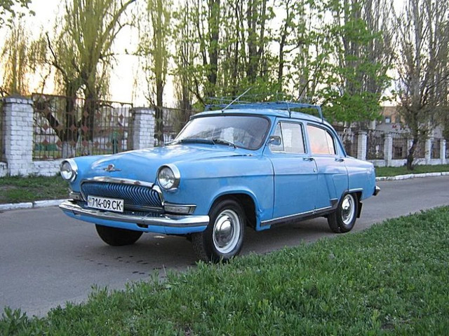 «Волга» это – ГАЗ-М21. Этот автомобиль выпускался с ленты завода в течение 14 лет, начиная с 1956 года. Проект на машину был готов еще в 51-ом году. Но, первая модель «Волги» немного устарела и имела некоторые минусы, о которых вслух говорили владельцы авто. Дизайн оставался прежним, усовершенствовались узлы механизмов. В итоге, переделали и дизайн машины. Она выглядела престижно и привлекала своим видом всех любителей машин.В то время, когда выпускалась данная машина, дизайн был довольно-таки привлекательный для всего Советского Союза. Хотя, если посмотреть на неё, индивидуальных элементов в этом автомобиле нет. Но, даже при таком солидном виде, к 58-му году Волга потеряла свою индивидуальность, потому как на заводе ежегодно выпускались новые модификации, которые имели не только внутренние перемены, но и внешние.Машина к тому времени стала выглядеть более официально и более строго. Поэтому, именно этой маркой заинтересовалось правительство Советского Союза. ГАЗ-М21 имел все необходимые внутренние данные для того, чтобы ездить по дорогам СССР. В салоне машины помещалось 6 человек. Сзади был поставлен огромный диван. Двигатель внутреннего сгорания был четырехцилиндровый, коробка переключения передач стояла автомат, взятый у американской фирмы Ford. Кузов автомобиля очень сильно напоминал машину «Победа».Первый автомобиль имел тёмно-красную окраску, как вишня. У него стояла коробка переключения передач автоматическая. Внешне автомобиль также очень сильно отличался-решеткой радиатора, бамперами, обтекаемостью кузова. Были некоторые элементы в салоне, которые отличали автомобиль от ГАЗ-М21. В 55-ом году машина получила другую решетку радиатора. В 56-ом году вышло 5 машин. Автомобиль испытывал вся очень долгое время. Для него были созданы самые экстремальные ситуации. В течение осени и зимы Волга прошла 29 000 км. Она проехала Украину, Россию, Беларусь и весь Кавказ. В итоге она появилась в Москве. При таком длинном пути были выявлены недостатки машины, некоторые минусы были сразу же исправлены, но остались и те, с которыми Волга проездила весь свой срок.Первоначально в свет вышли 2 вида Волги. Они отличались и внешне и по «внутренней начинке». В итоге в серийное производство попала модель, которая не была похожа ни на один вид предшественников. Отличалась она, прежде всего, нанесением хрома на отдельные части кузова. Но и это потом стало дополнительной частью машины, за которую требуется доплачивать денежные единицы. Но всё равно внешний вид был уникален, чего только стоили задние двери.