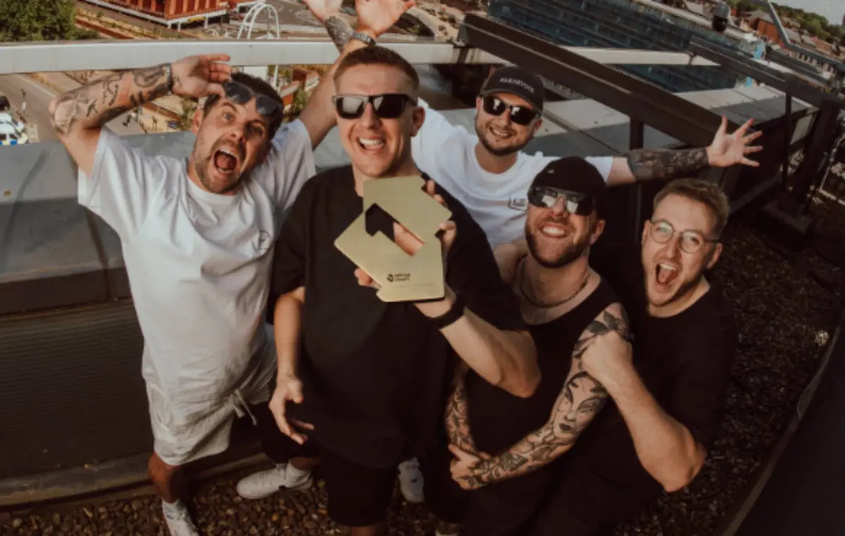 Al doilea album numărul unu, un triumf independent